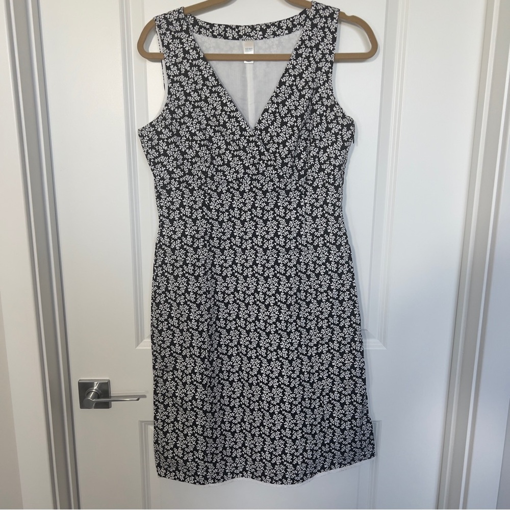 Old Navy Black and White Leaf Print Fitted Dress, Size 8